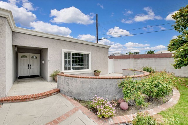 Building Photo - 1015 E Walnut Ave