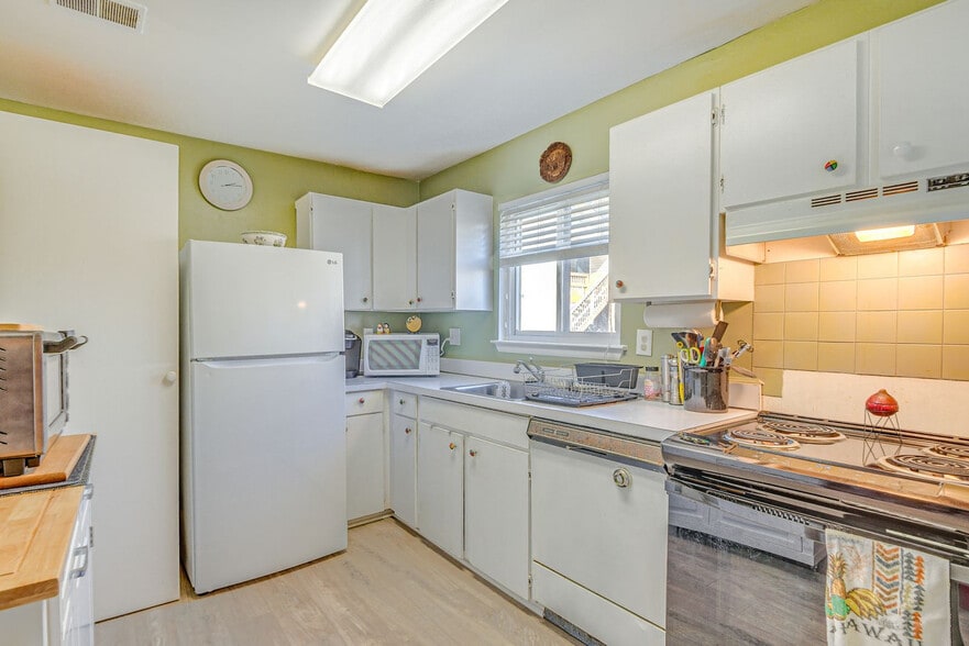 Building Photo - 8406 Mina Loma Ct