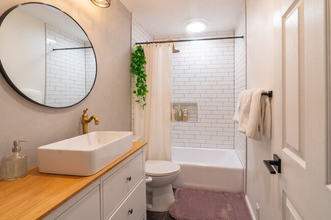 Hall Bath - 2619 E Sahuaro Dr