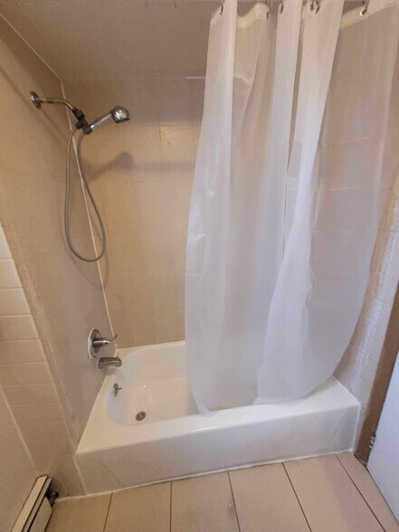 shower and bathtub - recently fixed *there is a door now* - 406 N 2nd St