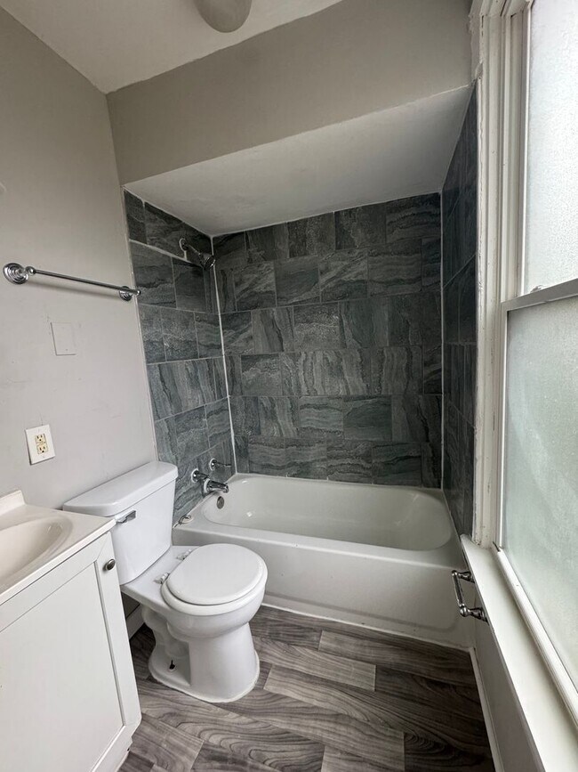 Building Photo - 721 Ross Ave