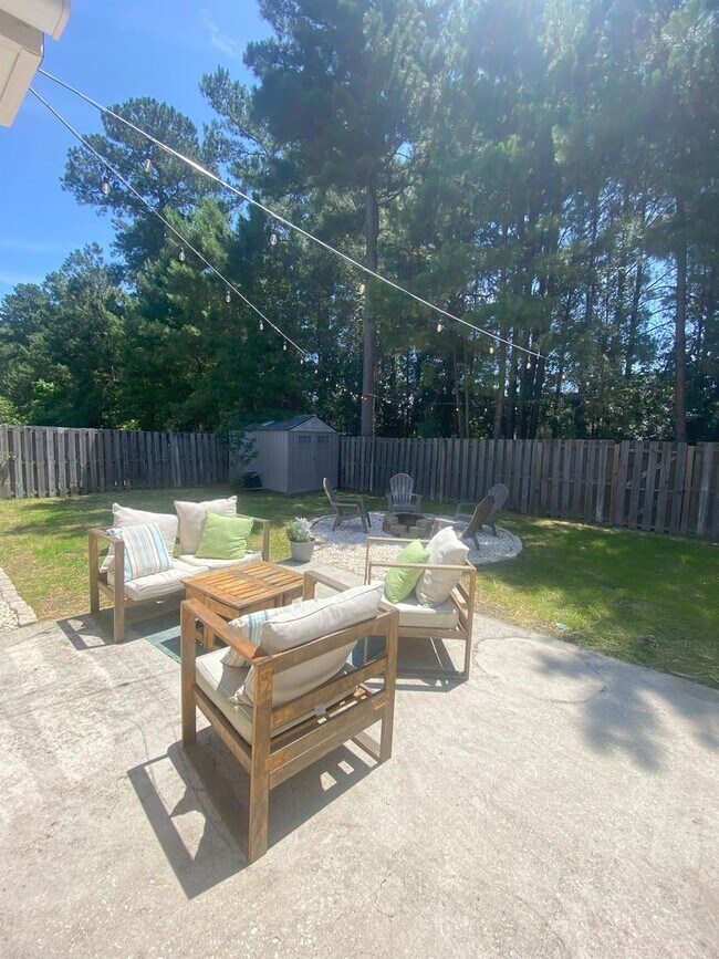 Building Photo - Beautiful 3 Bedroom Home with Fireplace & Private Backyard in Pooler