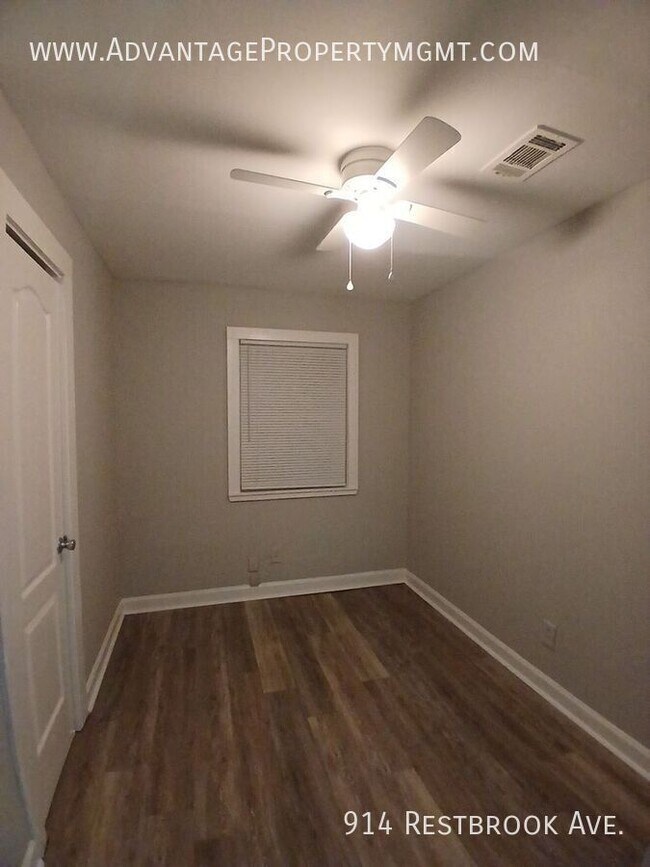 Building Photo - 914 Restbrook Ave