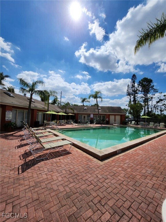 Building Photo - 2929 Winkler Ave