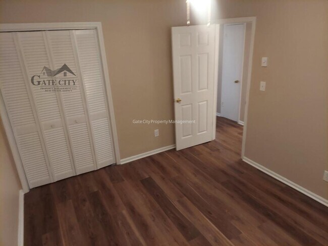 Building Photo - 1105 Meadowbrook Blvd