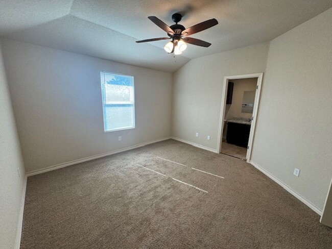 Building Photo - Super Nice! This Lovely 3 Bedroom 2 Bath T...