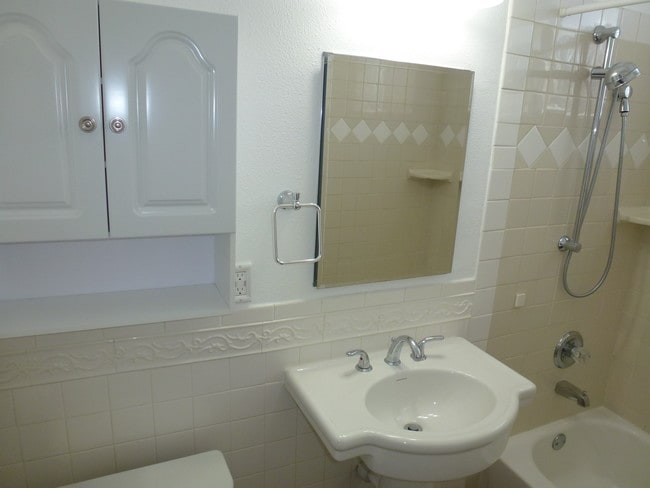 Hall bathroom - 820 Alabama St