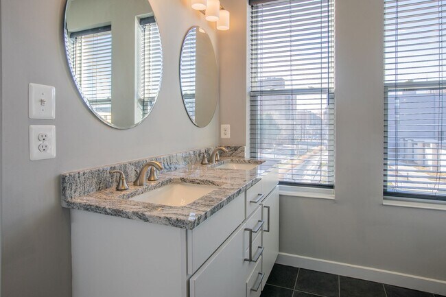 Building Photo - Gorgeous 4 BR/3.5 BA EOG Townhome in Silve...