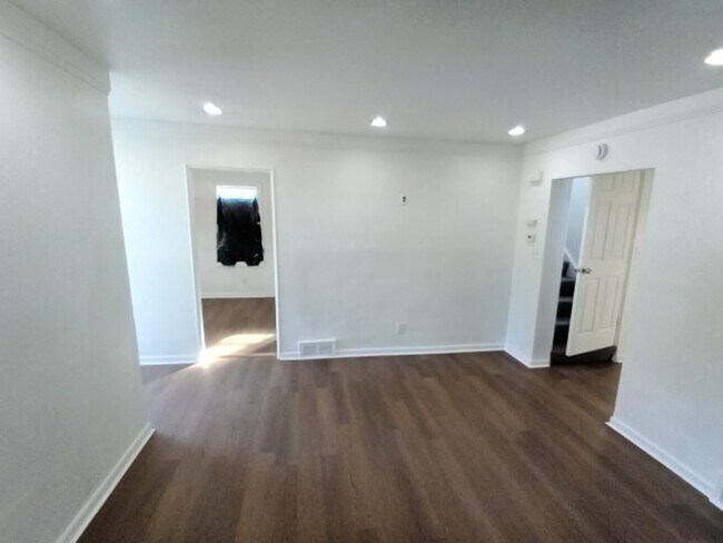 Building Photo - 3 bedroom, 1 bathroom Now Available!