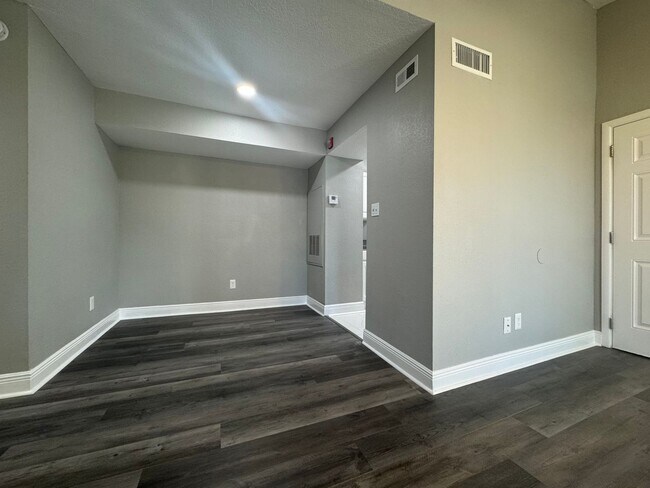 Building Photo - Newly Renovated 2/1 Condo ~ Gated Community near Tuskawilla!
