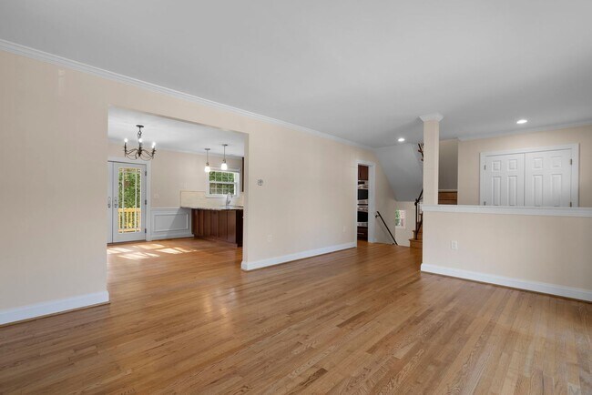 Building Photo - 3 Bed 2.5 Bath - Bethesda Split Level Single Family - Move In Ready