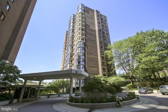 Building Photo - 1600 N Oak St