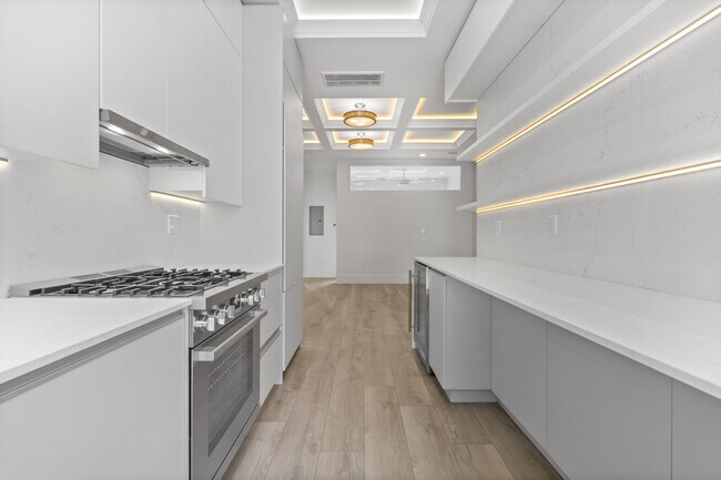 Building Photo - 1572 Beacon St