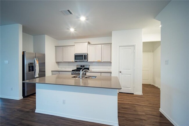 Building Photo - 220 Longbridge Dr