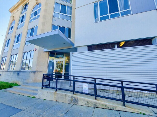 Building Photo - Modern and Bright 1 BR 1 BA in 16th St Hei...