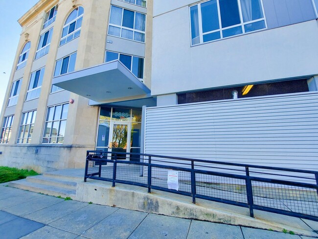 Building Photo - Modern and Bright 1 BR 1 BA in 16th St Heights