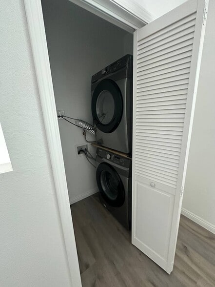 Building Photo - 15122 Burbank Blvd