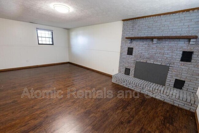 Building Photo - 716 N Whispering Oak Cir