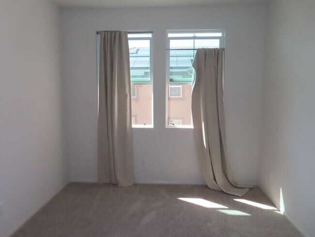 Building Photo - 40585 Melrose Dr