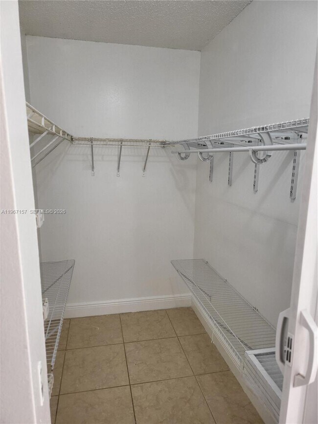 Building Photo - 14611 N Kendall Dr