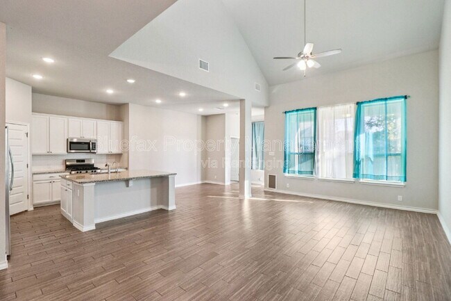 Building Photo - 10208 High Noon Dr