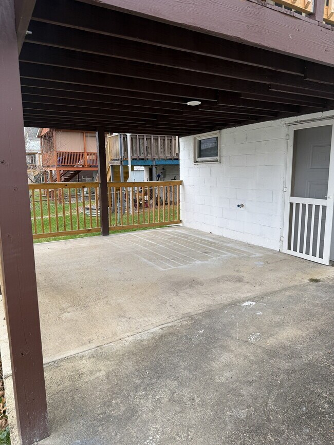 Building Photo - 613 Oakland Ave