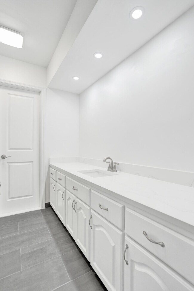 Building Photo - 4755 NE 23rd Ave