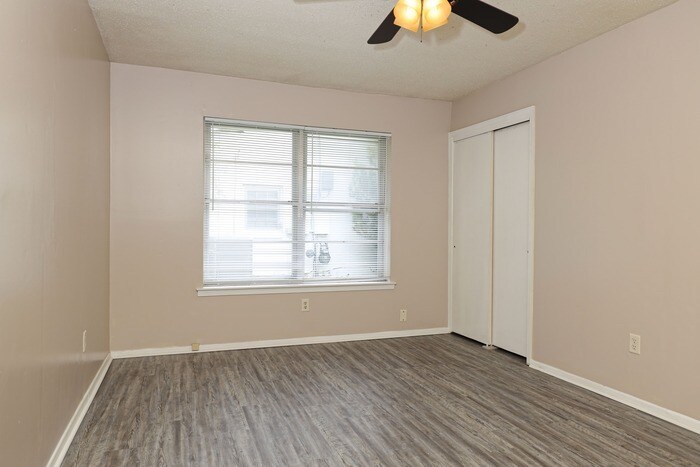 Building Photo - 5731 Roxboro Dr