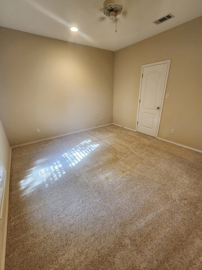 Building Photo - 3 bed 2 bath patio home, 3 car garage!
