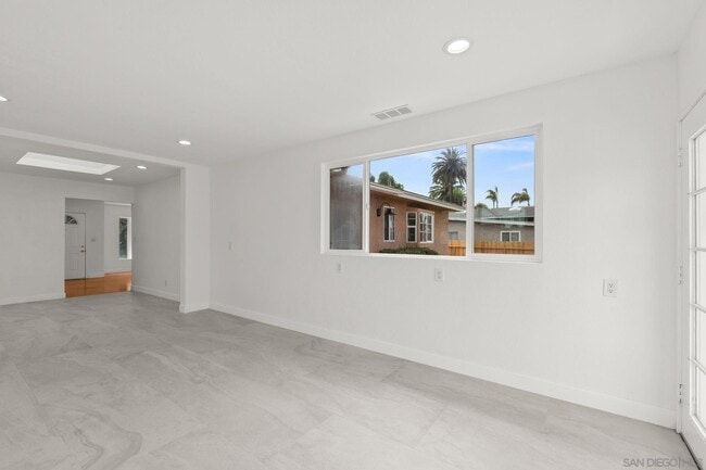 Building Photo - 614 5th Ave