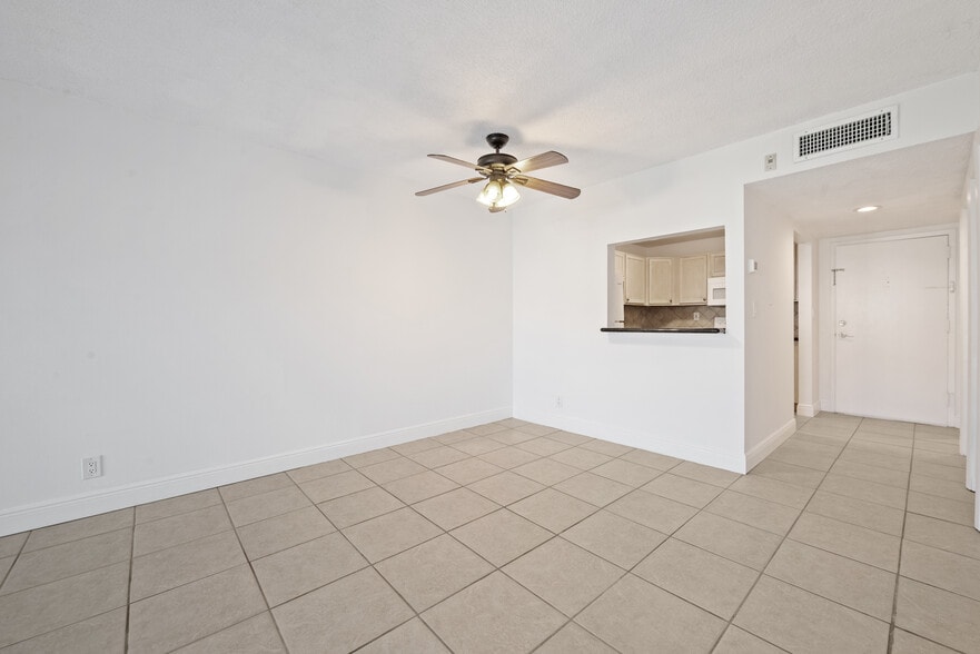 Building Photo - 140 Lakeview Dr