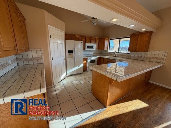 Building Photo - Golf Course Home