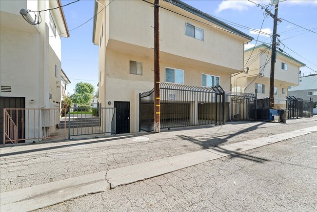 Building Photo - 5709 Hazeltine Ave