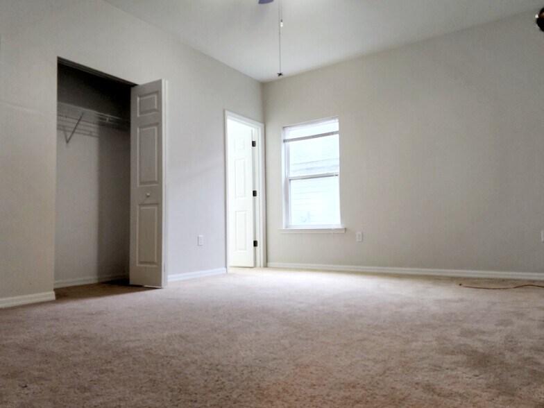 Bedroom 5 with connected : Carpets have been replaced throughout the house. New picture coming soon! - 8184 SW 73rd Ln