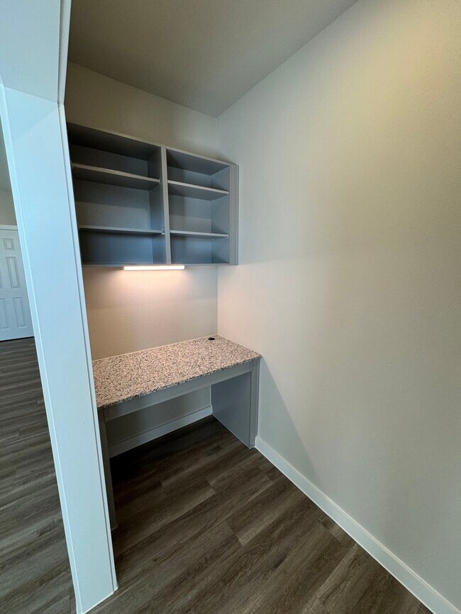 Building Photo - 5000 Overboard Cv