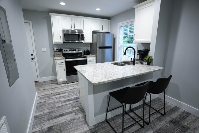 Building Photo - 1027 W 5th St