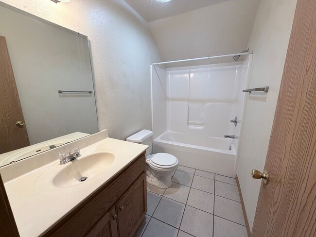 Building Photo - Spacious 3 Bedroom 2 Bath Townhome