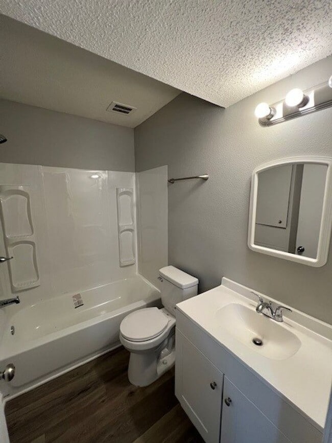 Building Photo - Newly Renovated 2B/1B Apartment Available ...