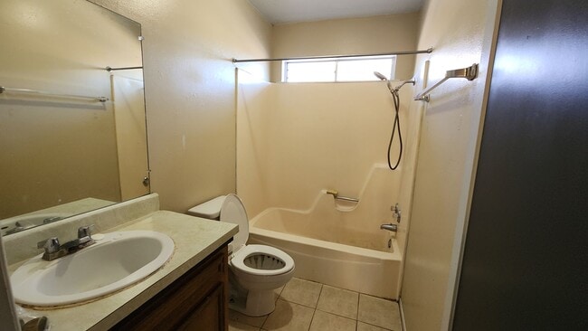 Building Photo - 210 N Vandeveer St