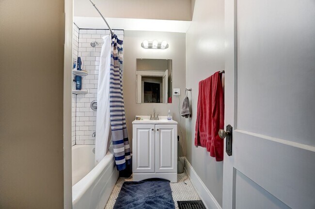 Building Photo - 350 Volkert St