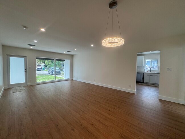 Building Photo - 725 NE 160th Terrace