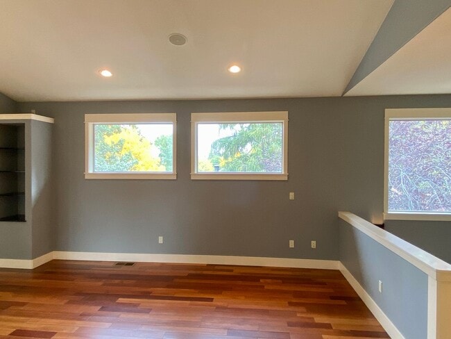 Building Photo - Spacious 3 BR w/ all wood floors and great midtown Bend location