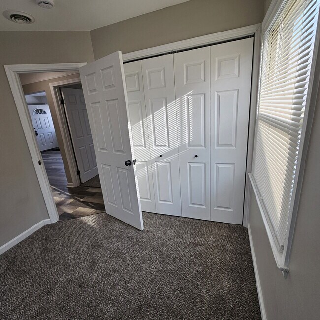 Building Photo - 3 Bedroom Ranch Completely Renovated - New Flooring, Doors and Fixtures, New Bathroom, New Kitche...