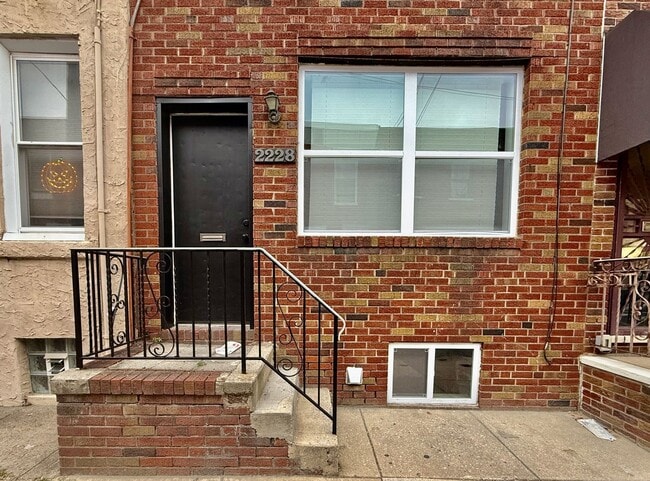 Building Photo - Just RENOVATED open floorplan 3 BED/1 BA HOME w/ WASHER/DRYER & large PATIO on Great Block in Sou...