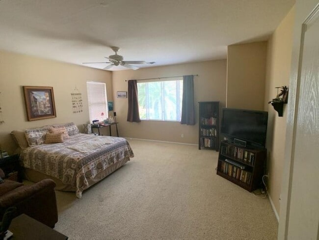 Building Photo - Amazing Carlsbad Home with extra room down...
