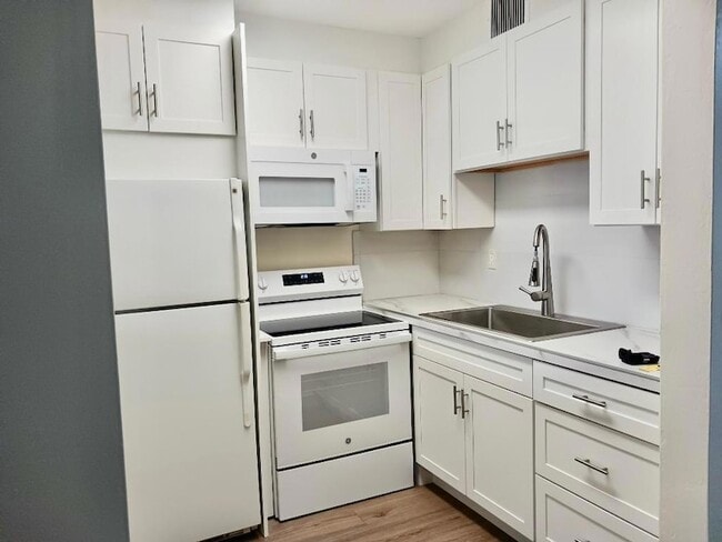 Building Photo - 1980 Sunset Ave