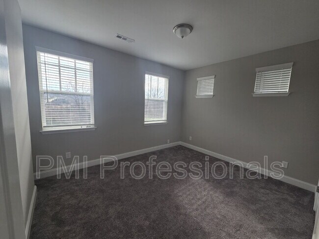 Building Photo - 1022 Stoneleigh Ln