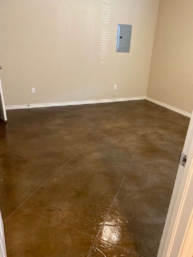 Building Photo - 2505 SW A Ave