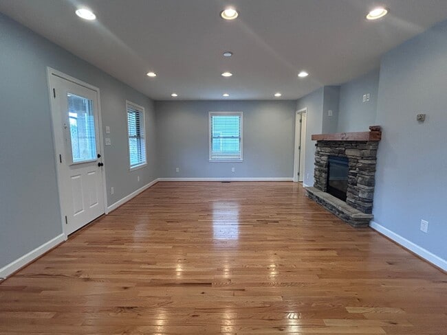 Building Photo - Modern Boone Home | Double Primary Suites | Walk to New Market, Watauga High & the AppalCART