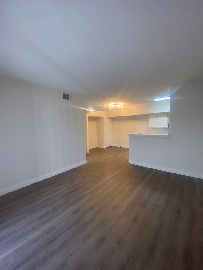 Building Photo - Cozy 1 bedroom condo conveniently located ...